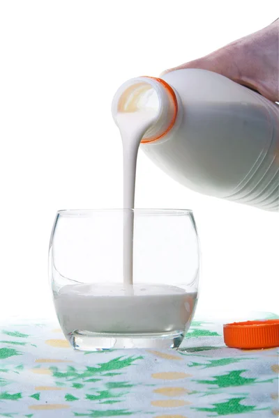 Сливающееся молоко из бутылки — стоковое фото