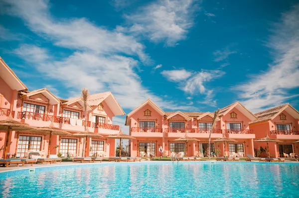 Hotel getallen met zwembad — Stockfoto