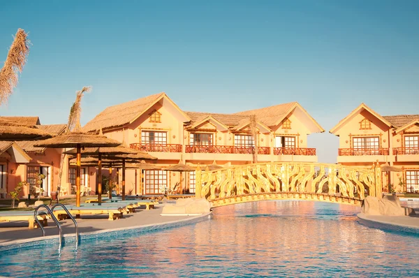 Brug en zwembad in het hotel — Stockfoto