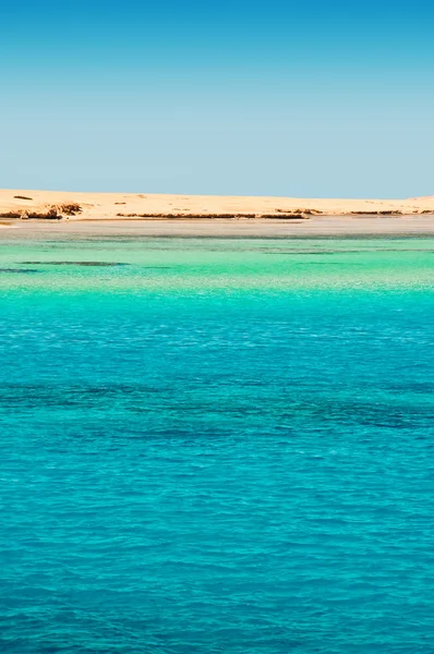 Зеленая вода и рок-остров — стоковое фото