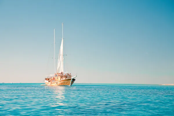 Вітрильник у блакитному морі — стокове фото