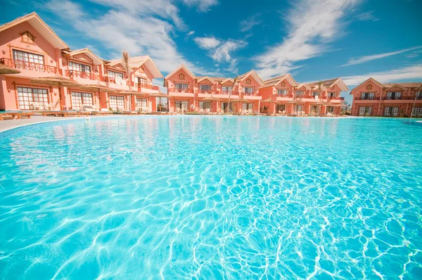 Water in het zwembad en hotel — Stockfoto