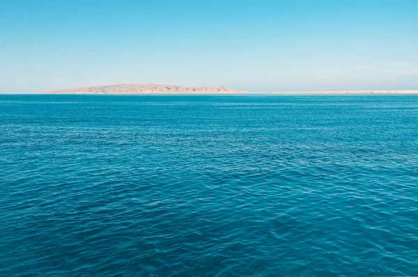 Mer bleue et île — Photo