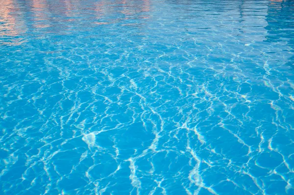 Блакитна вода в басейні — стокове фото