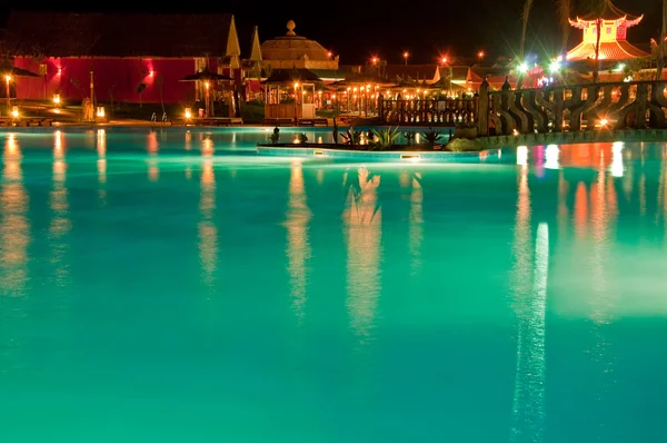 Zwembad nachts — Stockfoto