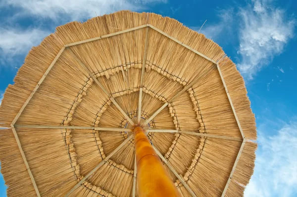 Пляжна парасолька над видом — стокове фото