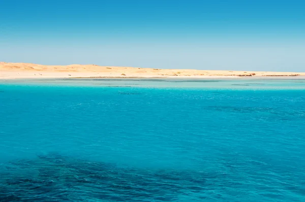 Praia de areia e lagoa azul — Fotografia de Stock