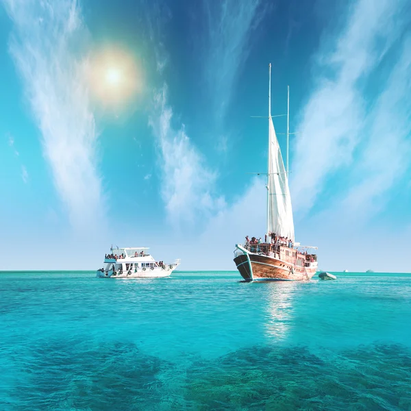 Segelfartyg och yacht — Stockfoto