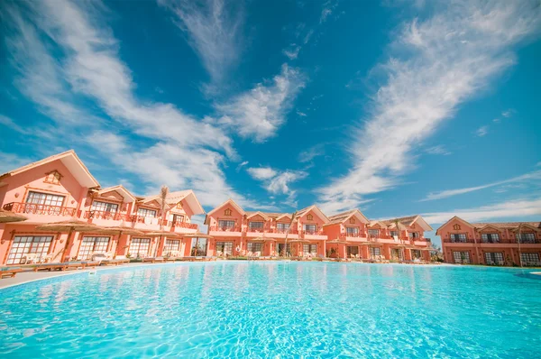 Hotel, zwembad en wolken — Stockfoto