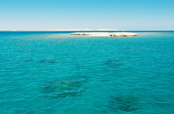 Скальный остров в океане — стоковое фото