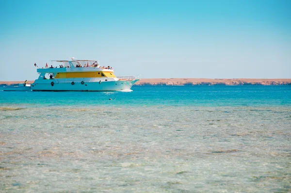 Yacht floats between islands — Stock Photo, Image