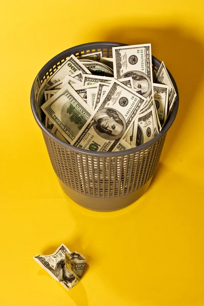 お金をスロー — ストック写真