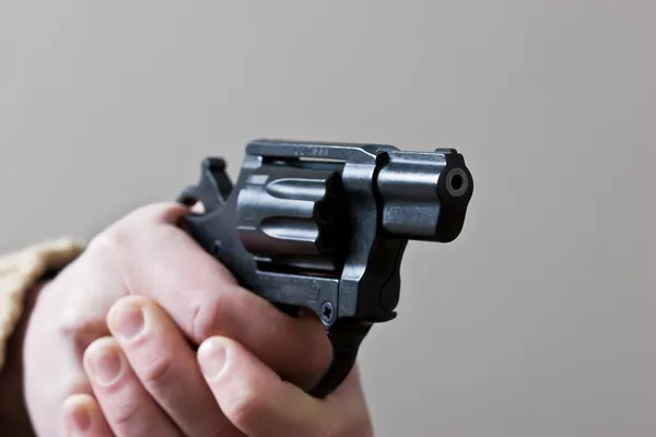 A punta de pistola — Foto de Stock