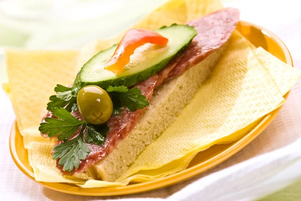 Sandwich met salami, brood en boter — Stockfoto