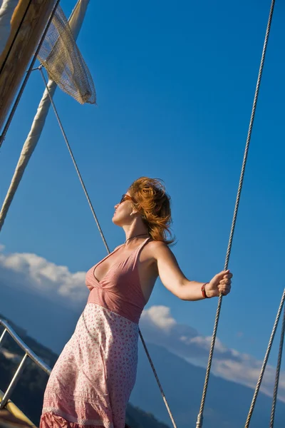 Girl and Yacht — Stock Photo, Image
