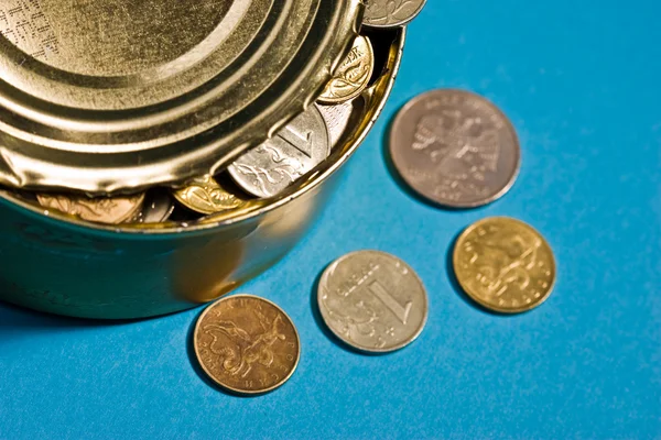 Plåtburk med mynt — Stockfoto
