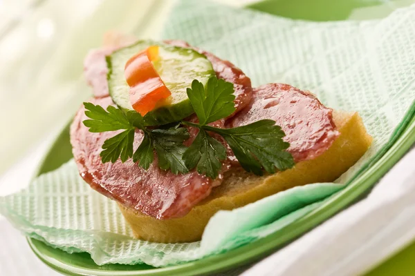 Sanduíche com salame, pão e manteiga — Fotografia de Stock