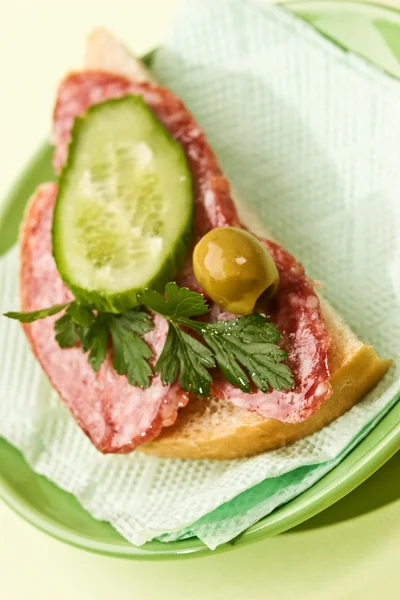 Sandwich con salami — Foto de Stock
