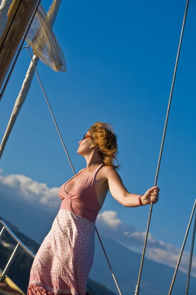 Femme sur le yacht — Photo