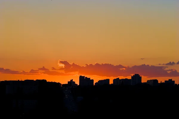 Abendlicher Sonnenuntergang in der Stadt — Stockfoto
