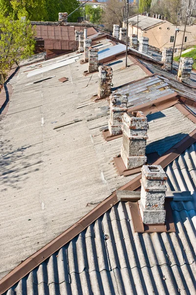 Dach mit Schornstein — Stockfoto