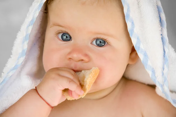 Baby mit Brot Stockbild