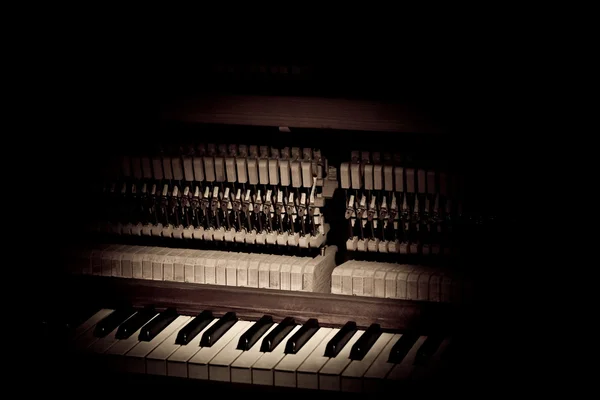 Gammelt piano – stockfoto