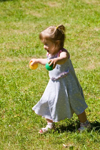 Дівчина грає м'яч — стокове фото