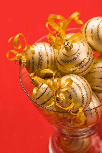 Bola de navidad dorada — Foto de Stock