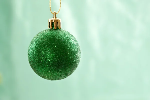 Noel yeşil topu — Stok fotoğraf