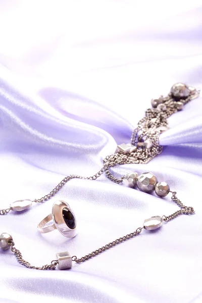 Anello e perline in argento — Foto Stock