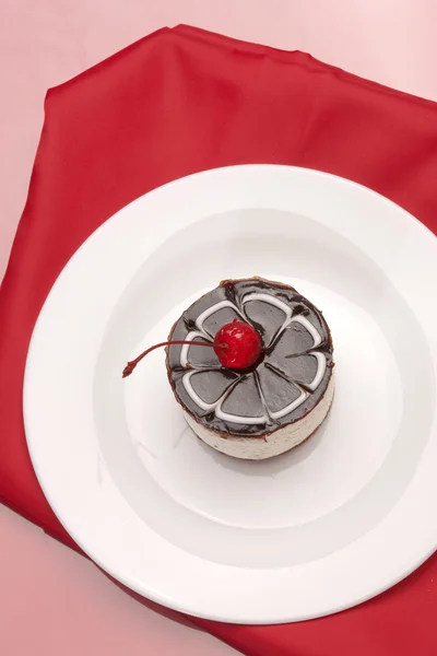 Fancy cake met cherry — Stockfoto