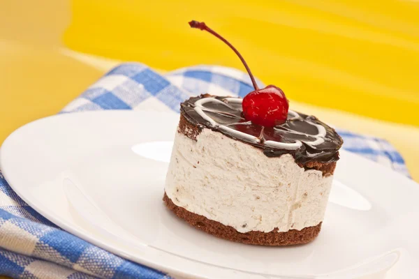 Fancy tårta med körsbär — Stockfoto
