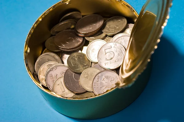 Estanho com moedas — Fotografia de Stock