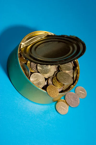 Estanho com moedas — Fotografia de Stock