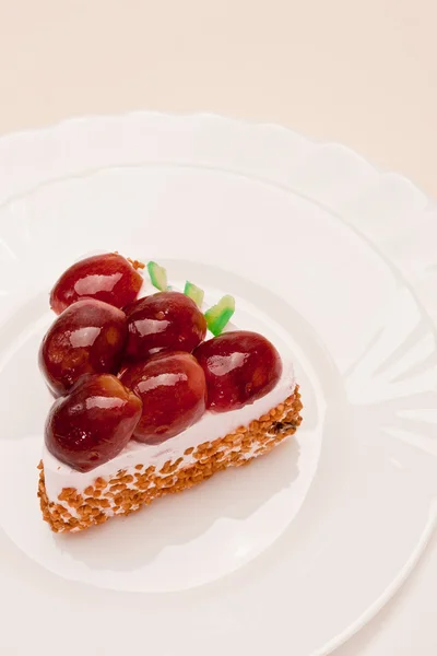 Причудливый торт с виноградом — стоковое фото