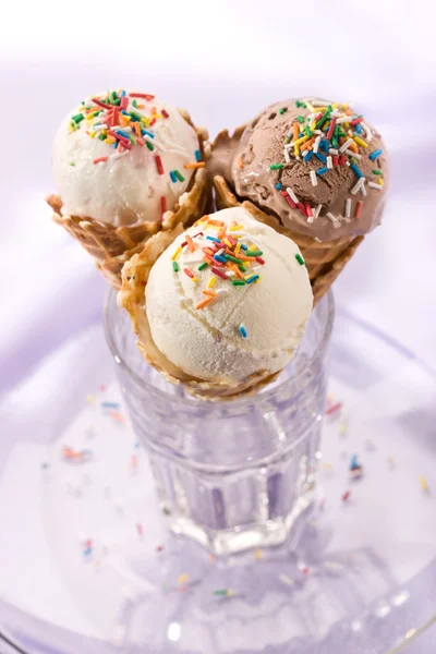Мороженое с безделушками — стоковое фото