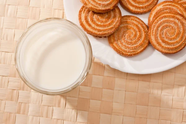 Melk en gebak — Stockfoto