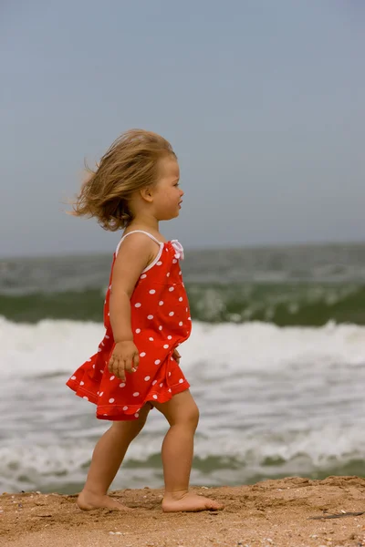 바다에 어린 소녀 — 스톡 사진