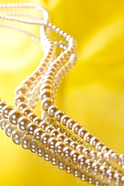 Pärlor på gul — Stockfoto