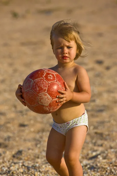 Μικρό παιδί με μπάλα — Φωτογραφία Αρχείου