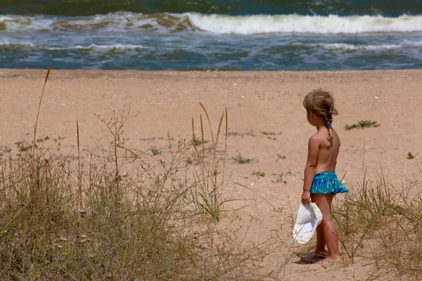 女孩与海洋 — 图库照片