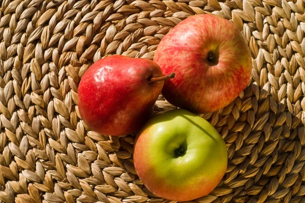 Apfel und Birne Stockbild