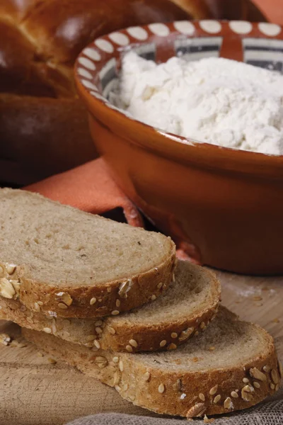 Bread and flour — Stock Photo, Image