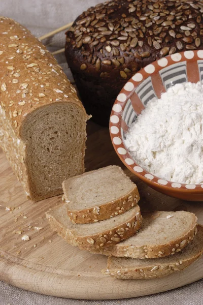 Bread slice and flour — Stock Photo, Image