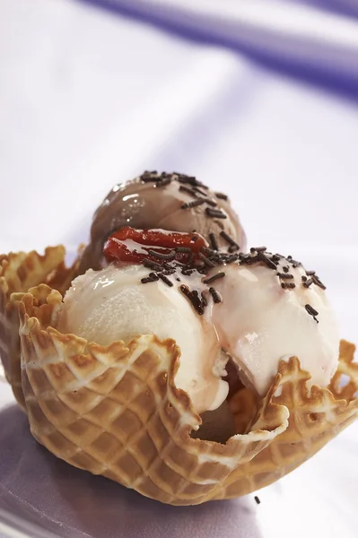 Zátiší se zmrzlinou a šlehačkou — Stock fotografie