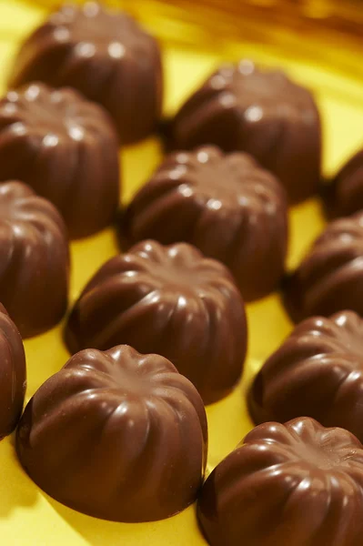 行に食欲をそそるチョコレート ボンボン — ストック写真