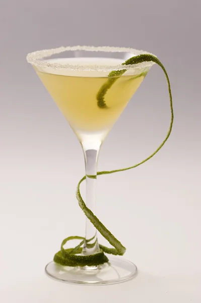 Cocktail e casca de limão — Fotografia de Stock