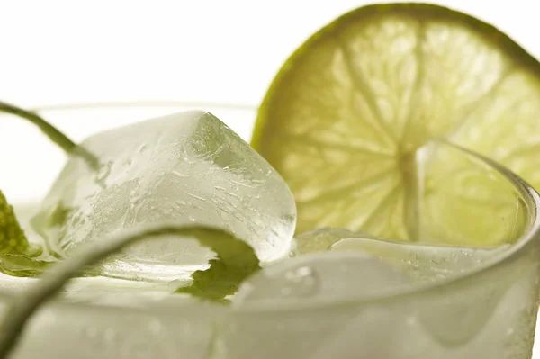 Коктейль з льодом та лимоном — стокове фото