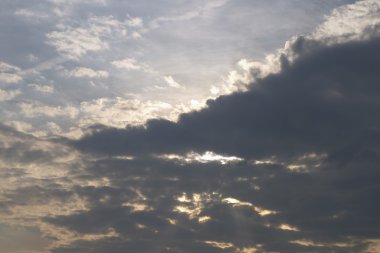 Güneş altında rainclouds